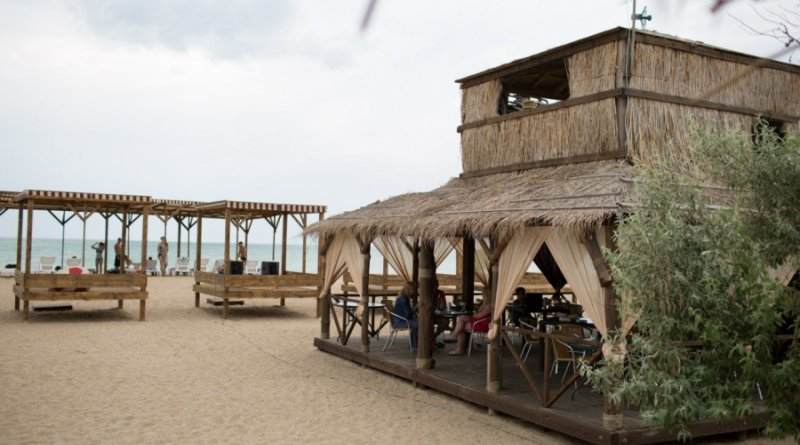 кафе на пляже Новофедоровки – отдых в Крыму